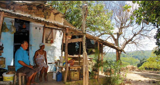 Casal Antonio dos Santos, 75, e Rosa Maria, 51, sentado a porta de casa. Junto com outras 84 famílias, os quilombolas temem que o cerco ao rio dos Macacos os deixe sem acesso a água Imagem: Franco Adailton/UOL