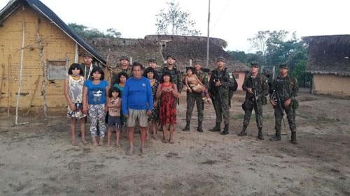 Militares estiveram na comunidade Ye'kuwana para buscar informações (Foto: Divulgação) - See more at: http://www.roraimamusic.net/2017/03/exercito-reforca-patrulhamento-e-faz.html?utm_source=dlvr.it&utm_medium=twitter#sthash.QHqZwopo.dpufMilitares estiveram na comunidade Ye'kuwana para buscar informações (Foto: Divulgação)