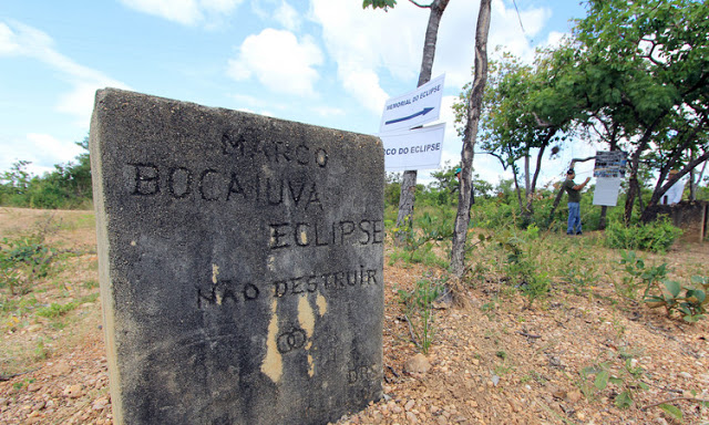O marco do local onde os americanos acamparam em Bocaiuva para acompanhar o eclipse do Sol nos dias de hoje (foto: Solon Queiroz/Esp. EM/D.A PRESS)
