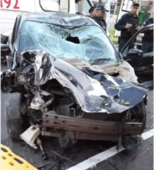 Carro teve a frente totalmente destruída (Reprodução: TV Correio Marabá)