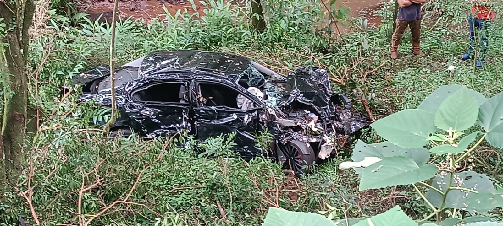 Carro foi encontrado destruído às margens da BR 158 (Imagem: Renato Bueno/Fábio Marangon)