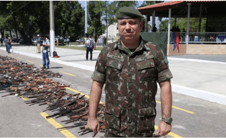 Tenente-coronel Alexandre de Almeida numa apresentação de destruição de armas pelo Exército — Foto- Reprodução do Exército