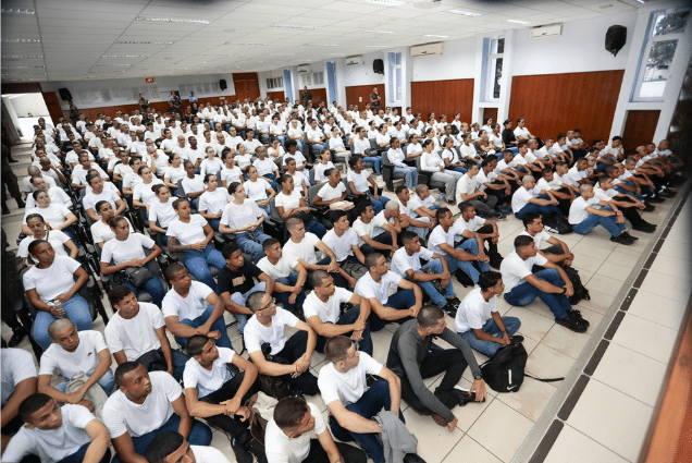 Em palestra FAB, os conscritos homens sentaram no chão e mulheres em poltronas- Foto: Sargento Marcos / CECOMSAER/FAB