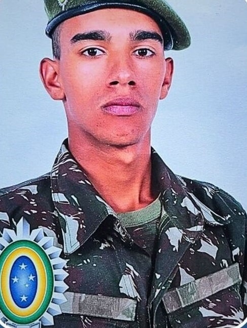 Chaniel Rodrigues Gularte de Oliveira, 20 anos, foi morto a tiros Foto: Arquivo Pessoal (Divulgação)