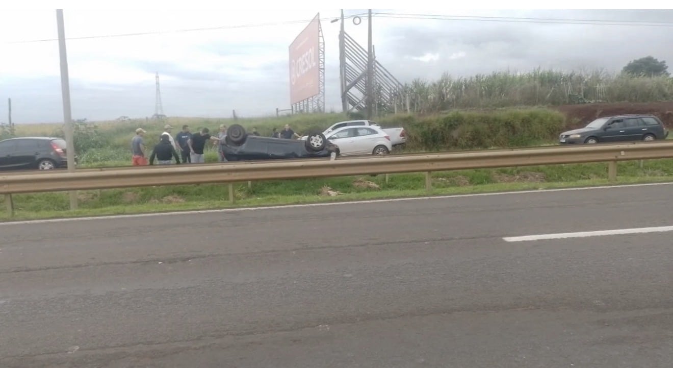 Veículo capotou após choque com o guardrail (Reprodução: redes sociais)