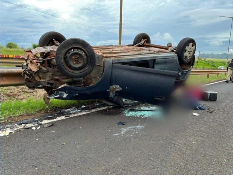 Celta capotou na BR-369, no trecho entre os municípios de Apucarana e Arapongas, no norte do Paraná (Reprodução: redes sociais)