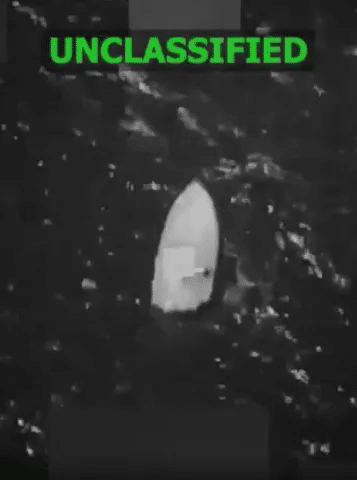 Frame de vídeo divulgado pelos EUA mostra embarcação pouco antes de ser bombardeada no Pacífico Imagem: US Southern Command / AFP