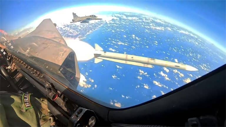 Lançamento do míssil MBDA Meteor desde o caça F-39 Gripen.