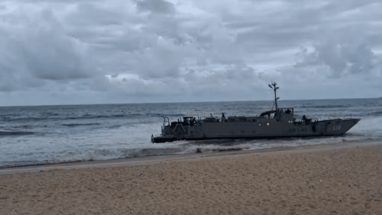 Navio Guarapari encalhou na Praia da Macumba — Foto: Reprodução