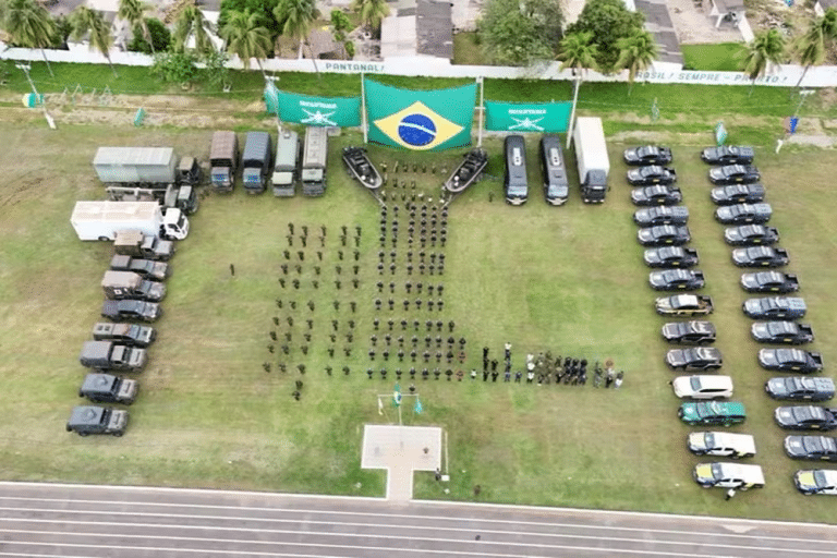 Exército faz cerco à Sararé e prende 51 suspeitos envolvidos no garimpo ilegal em MT — Foto: Exército