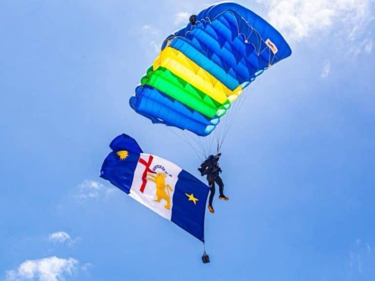 Paraquedistas do Exército realizam salto em homenagem aos 489 anos do Recife - Matheus Ribeiro/Folha de Pernambuco