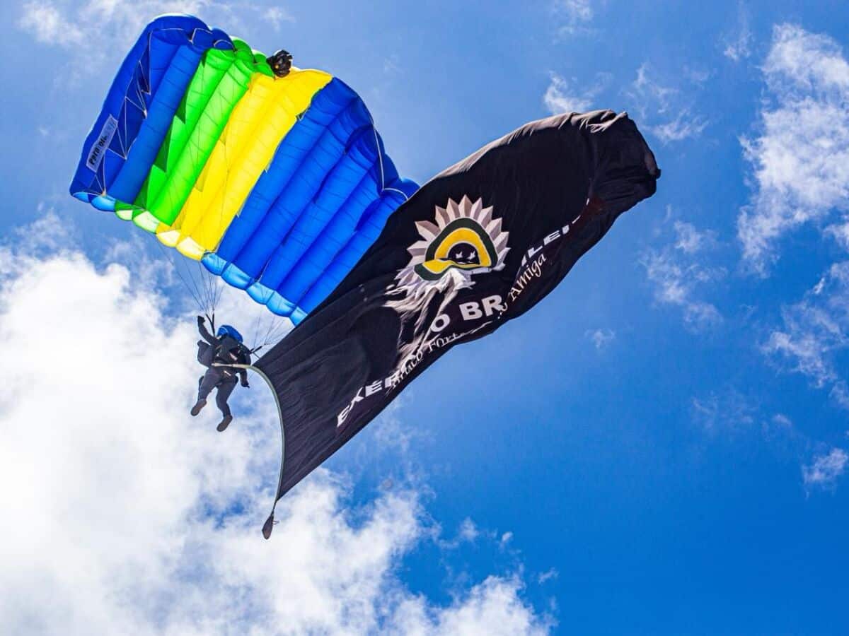 Paraquedistas do Exército realizam salto em homenagem aos 489 anos do Recife - Matheus Ribeiro/Folha de Pernambuco