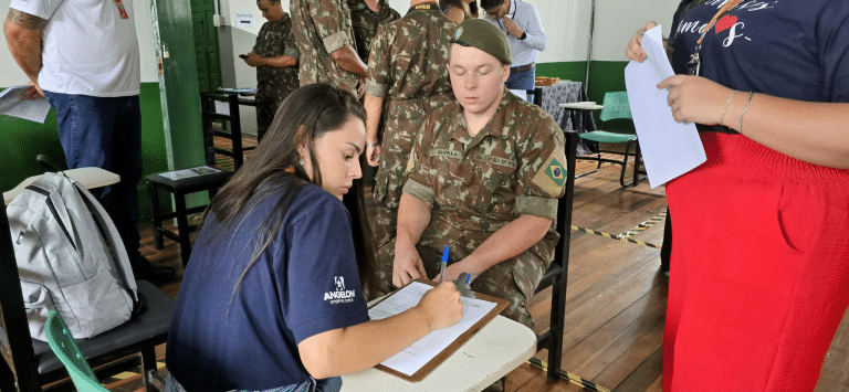 Soldado do Exército em entrevista de emprego (Imagem: 63º Batalhão de Infantaria)