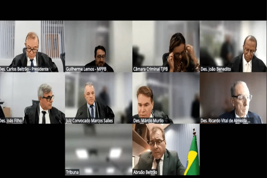 Advogado ostentava bandeira do Brasil e usava terno verde-oliva na sessão da Câmara Criminal do TJPB (Reprodução: Metrópoles)