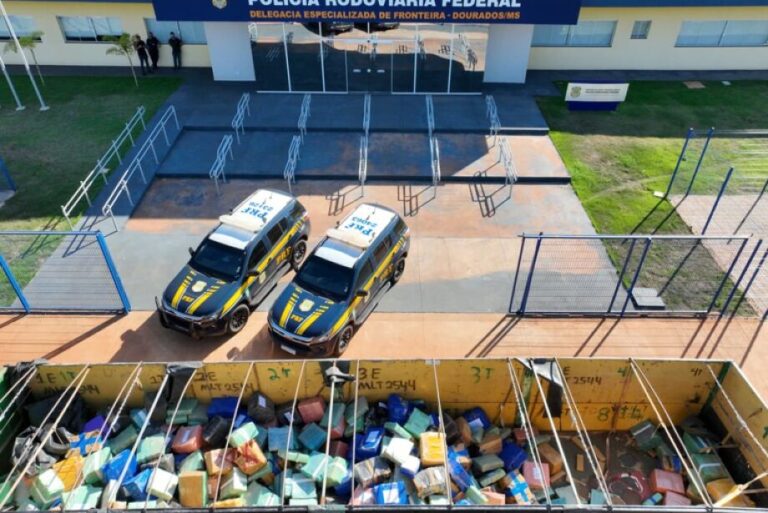 Carreta que supostamente levava 48 toneladas de soja até Paranaguá escondia dezenas de fardos de maconha (Imagem: PRF)