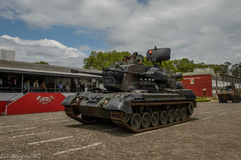 Desfile no Centro de Instrução de Blindados, em Santa Maria (Imagem: sargento Manfrini-MD)