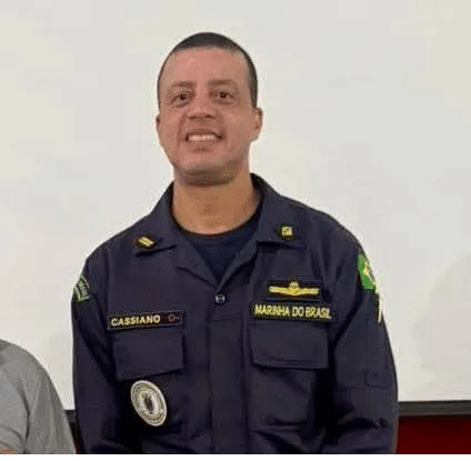 O Capitão-Tenente Cassiano Meireles Alecrim, comandante da Agência da Capitania dos Portos em Parintins, foi encontrado morto em um hotel no município de Barreirinha.