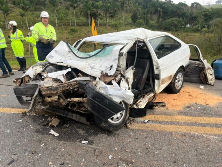 O carro do militar ficou destruído na colisão (Imagem: PMRv)