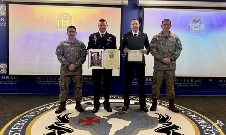 Militares da Marinha do Brasil durante as premiações no WHINSEC nos EUA, - Imagem: Acervo pessoal