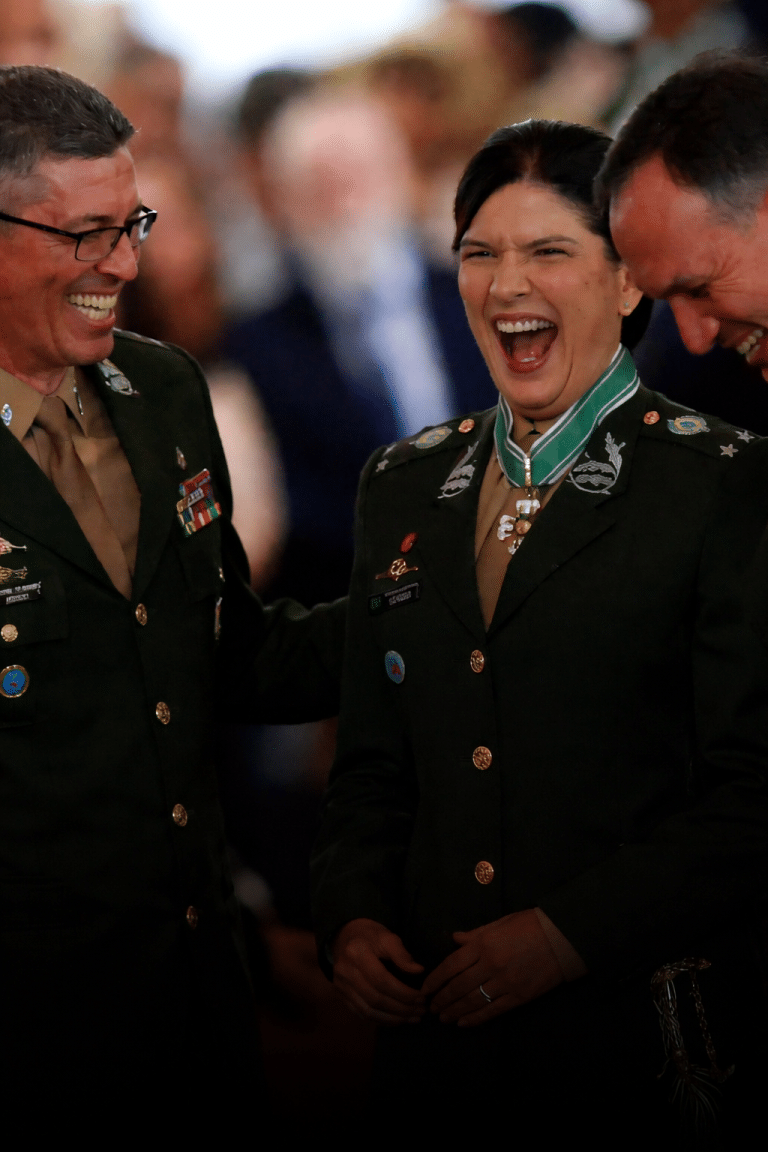 A médica Cláudia Lima Gusmão Cacho se tornou, nesta quarta-feira, a primeira mulher a alcançar o generalato nos quase 400 anos de História do Exército (Imagem: O Globo)