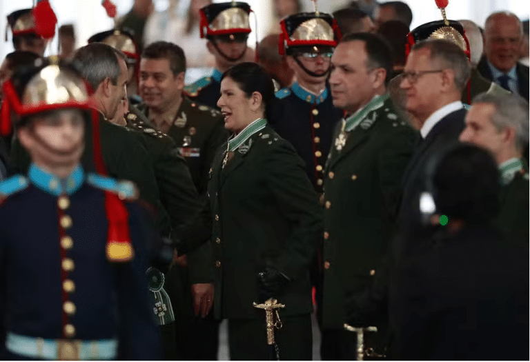 General Cláudia Gusmão recebe espada e bastão de comando em solenidade no Clube do Exército — Foto: Cristiano Mariz/Agência O Globo