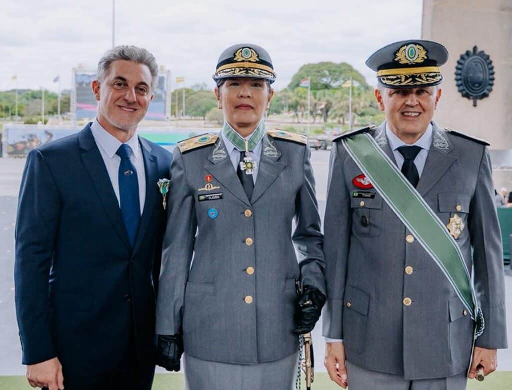 Luciano Huck ao lado da general Cláudia, primeira oficial general do Exército (Imagem: CComSEx