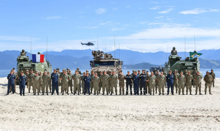 Militares do Brasil e da França durante a Operação “Jeanne d’Arc” – 2024, com navios, helicópteros e tropas na costa do Rio - Foto: Marinha do Brasil/divulgação
