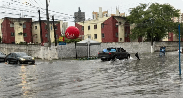 Avenida alagou após transbordamento de lagoa em Parnamirim (Imagem: Sérgio Henrique Santos/InterTv Cabugi)