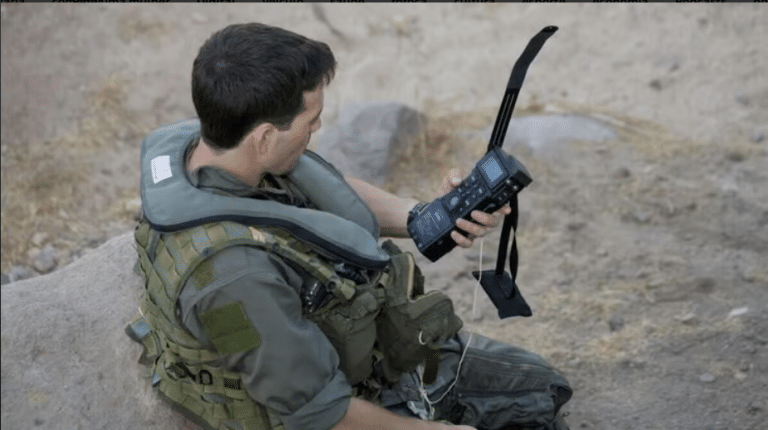 Piloto operando localizador Combat Survivor Evader Locator (CSEL)