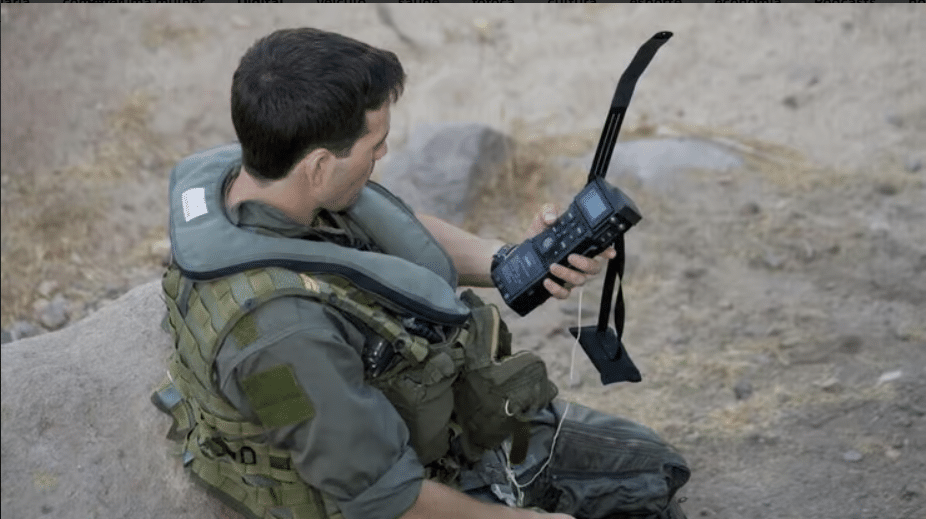 Piloto operando localizador Combat Survivor Evader Locator (CSEL)