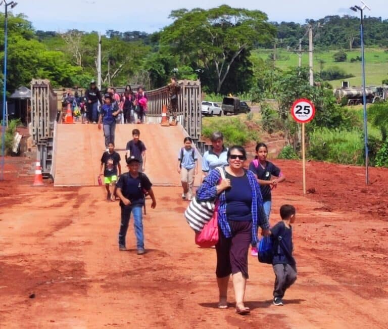 Pessoas usam ponte improvisada (Foto: Rodrigo Cubel-O Jacaré)