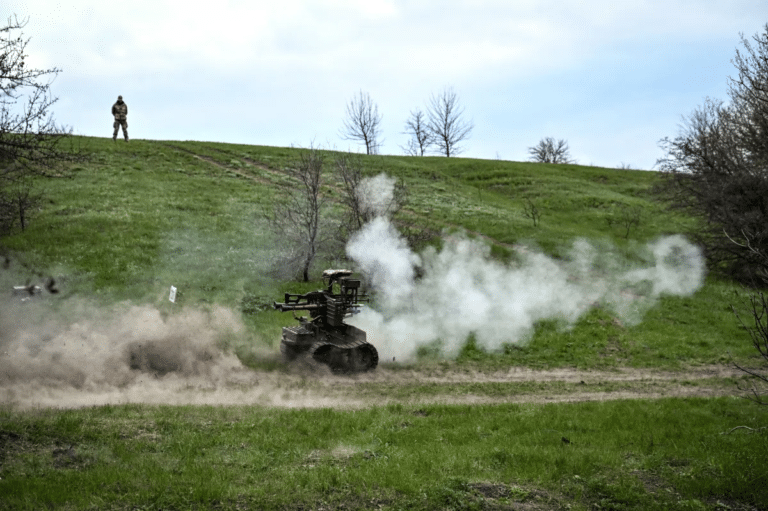 Um soldado ucraniano observa operações de teste de drones terrestres em um campo de treinamento em 10 de abril de 2026 • Dmytro Smolienko/Ukrinform/NurPhoto/Getty Images via CNN Newsource