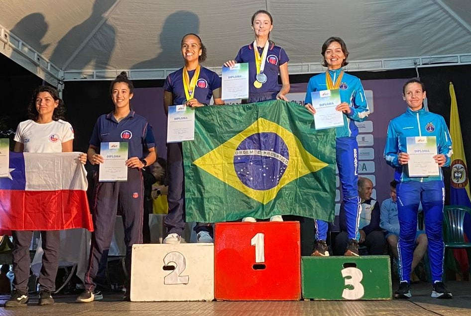 3° Sargento Juliane Heinrichs Peres no pódio (Imagem: 5 GAC AP)