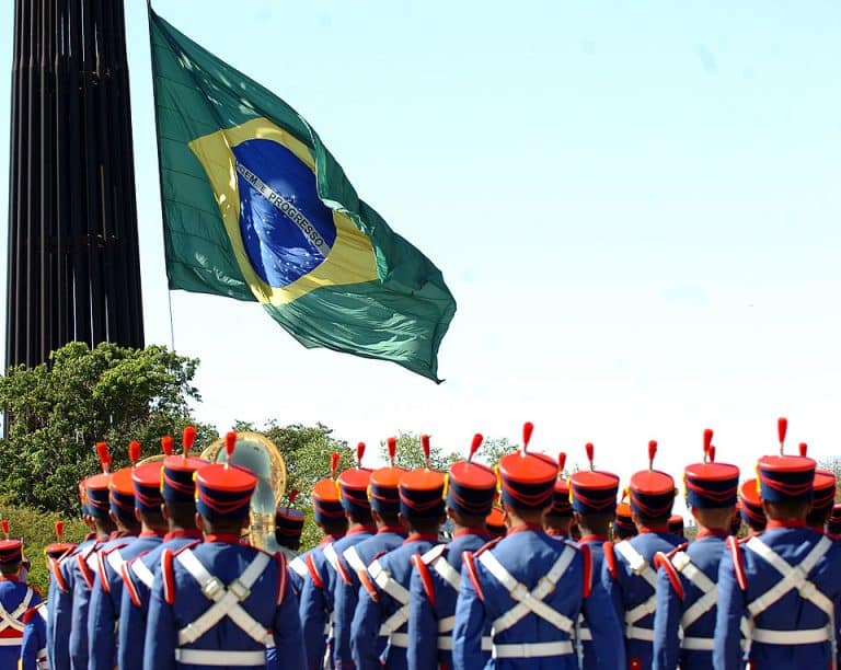 Troca da bandeira na Praça dos Três Poderes, 5 de agosto de 2007. (José Cruz - Agência Brasil)