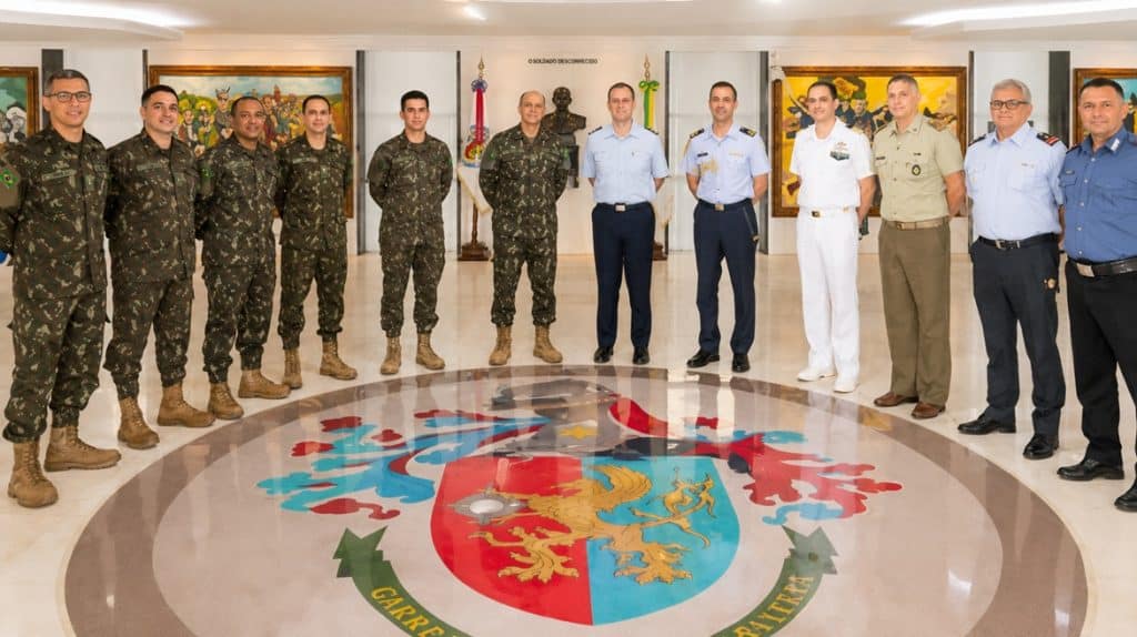 Brasil e Itália falam sobre cooperação de defesa no COLOG