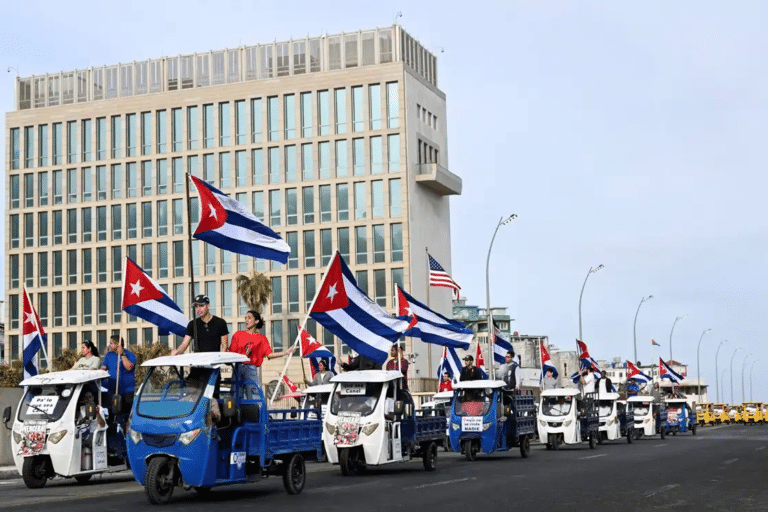 Desfile patriótico em Cuba (Reuters)