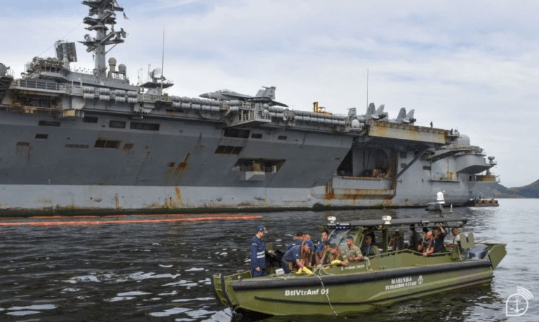 Militares e especialistas durante coleta de amostras no mar da Baía de Guanabara — Imagem: Primeiro-Sargento (Fuzileiro Naval) Pinho/Marinha do Brasil Fonte: Agência Marinha de Notícias