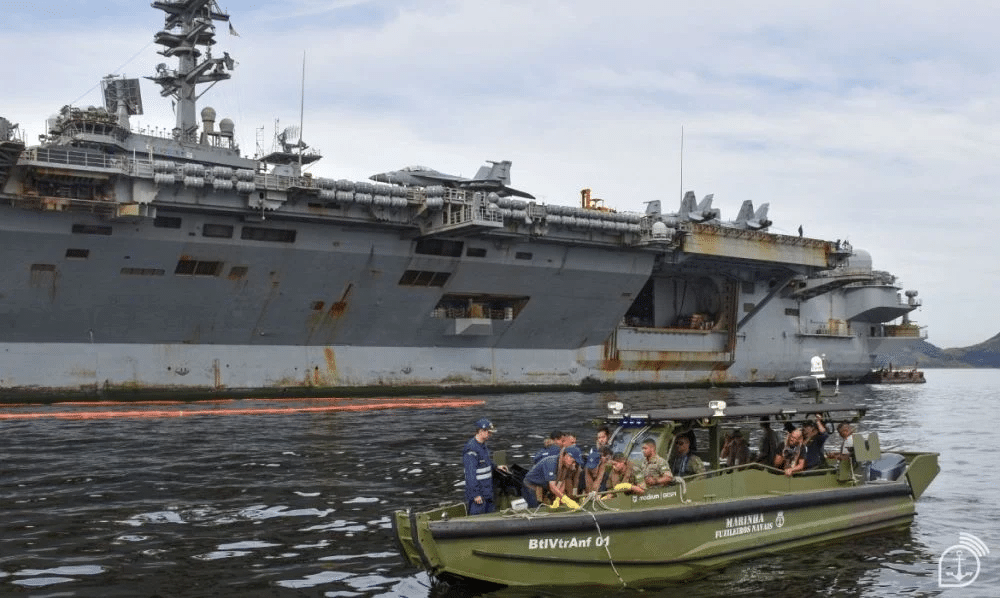 Militares e especialistas durante coleta de amostras no mar da Baía de Guanabara — Imagem: Primeiro-Sargento (Fuzileiro Naval) Pinho/Marinha do Brasil Fonte: Agência Marinha de Notícias