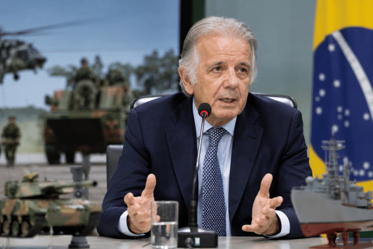Ministro Múcio falando sobre orçamento (Imagem ilustrativa, criada por IA)