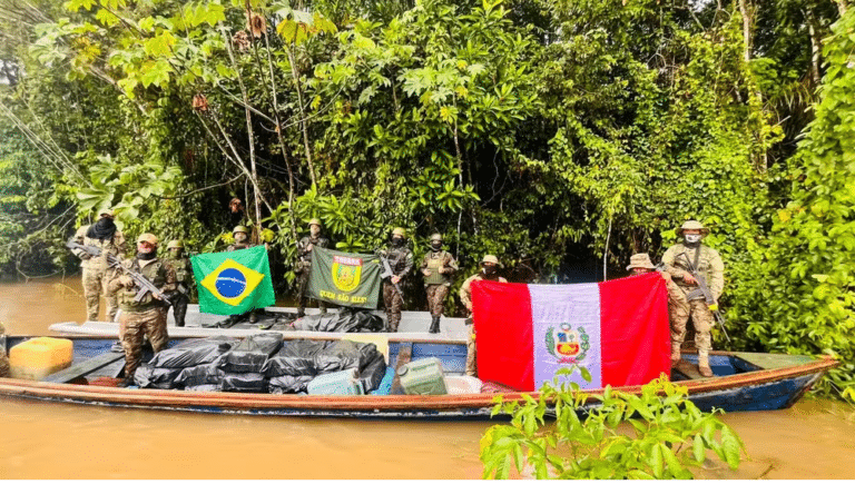 Militares apreenderam quase 1 tonelada de maconha em Tabatinga, no Amazonas, na fronteira do Brasil com o Peru — Foto: Divulgação/Op.Ágata