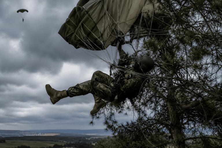 Paraquedista enroscado em árvore após salto mal sucedido (Imagem ilustrativa, gerada por IA)