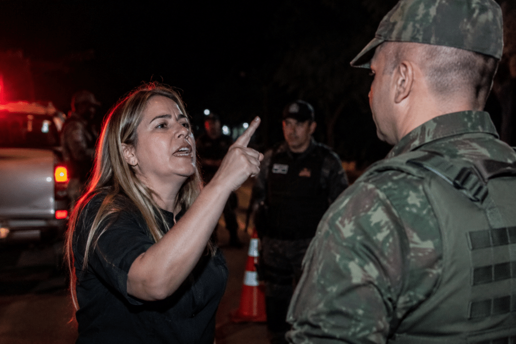 Promotora xinga militar durante abordagem no Acre (Imagem meramente ilustrativa, gerada por IA)