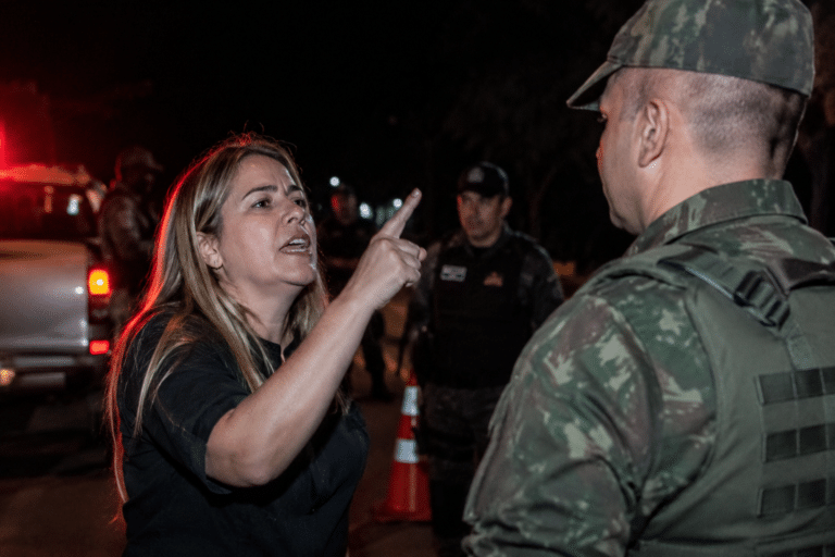 Promotora xinga militar durante abordagem no Acre (Imagem meramente ilustrativa, gerada por IA)