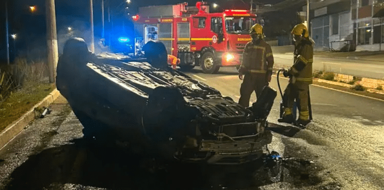 Acidente com carro de cabo do Exército em Três Corações
