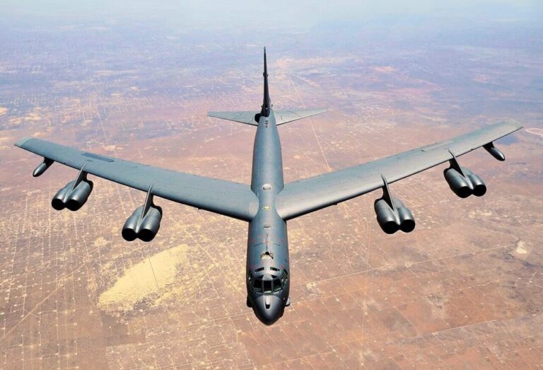 B-52-dos-Estados-Unidos-cai-apos-decolagem