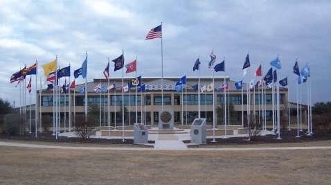 A Base Aérea de Lackland, parte da Base Conjunta de San Antonio, é conhecida como "Portal da Força Aérea".