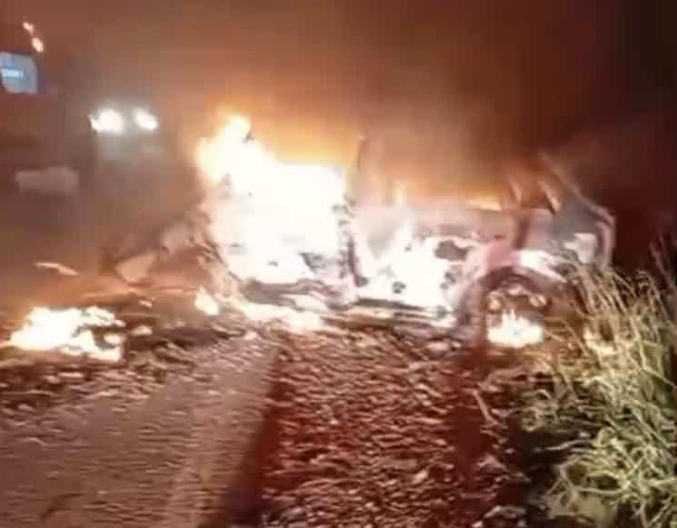 Colisão entre um Ford Focus e um Volkswagen Gol mobilizou equipes de resgate na noite deste domingo (31); veículos pegaram fogo após o impacto.