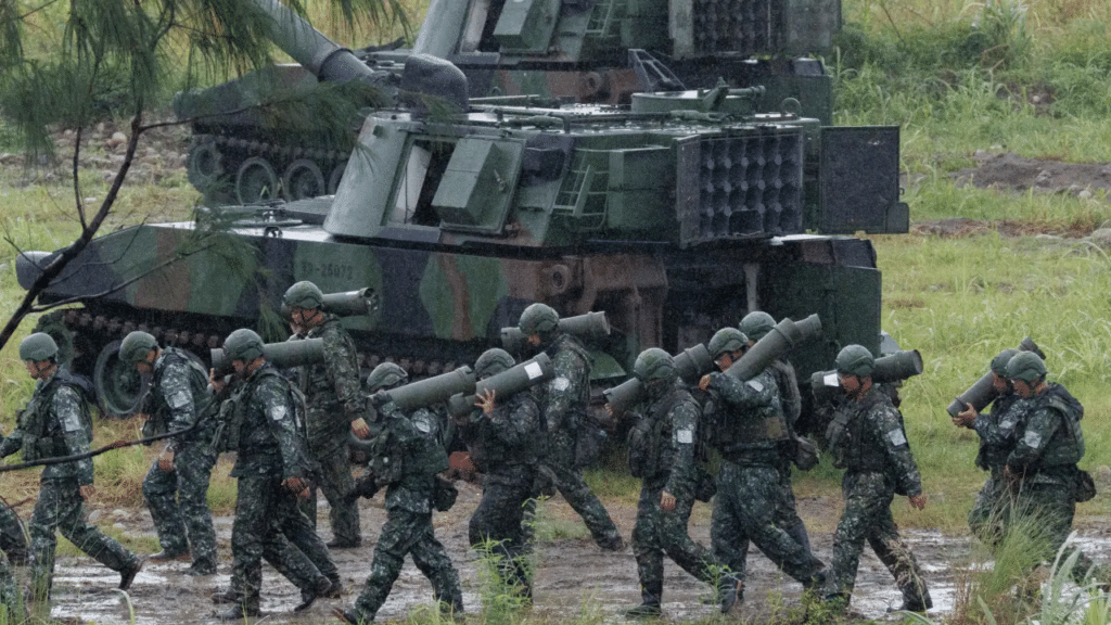 Soldados taiwaneses carregam projéteis de artilharia durante um exercício de treinamento em Taichung, em 9 de junho de 2026. (CHENG YU-CHEN/AFP)