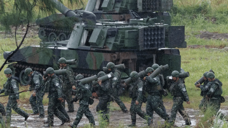 Soldados taiwaneses carregam projéteis de artilharia durante um exercício de treinamento em Taichung, em 9 de junho de 2026. (CHENG YU-CHEN/AFP)