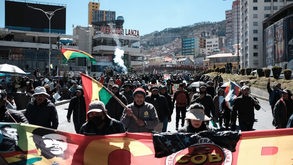 Manifestantes ocupam as ruas de La Paz